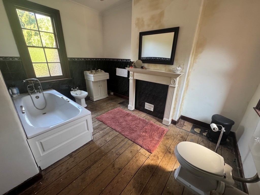 Lot: 144 - FREEHOLD DETACHED PERIOD FARMHOUSE, STUDIO APARTMENT OVER QUADRUPLE GARAGE - RESIDENTIAL INVESTMENT - Farmhouse - main bathroom